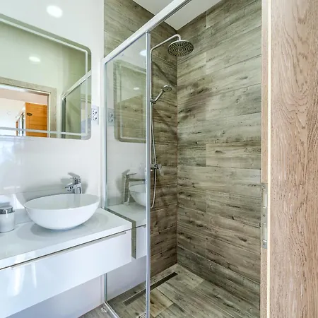 5 Bedroom Family In Makarska, Heated Pool And Jacuzzi *