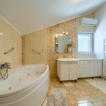 5 Bedroom Family In Makarska, Heated Pool And Jacuzzi Villa