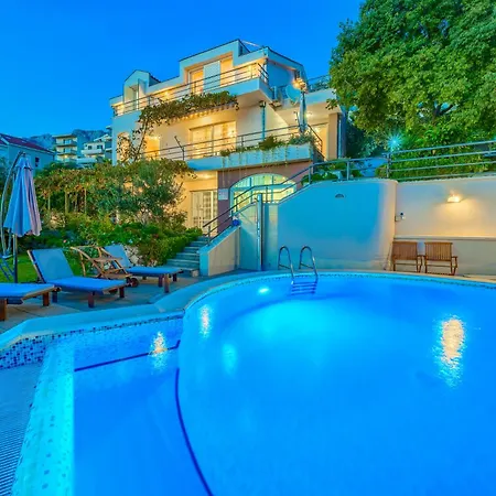 5 Bedroom Family In Makarska, Heated Pool And Jacuzzi Villa Makarska