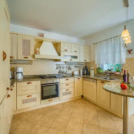 Villa 5 Bedroom Family In Makarska, Heated Pool And Jacuzzi Makarska