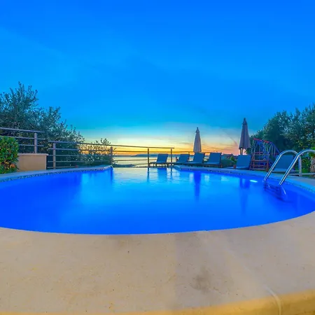 5 Bedroom Family In Makarska, Heated Pool And Jacuzzi Villa